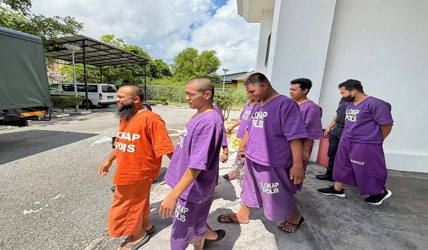 Enam individu termasuk seorang ahli perniagaan bergelar Datuk dihadapkan di Mahkamah Sesyen Besut atas pertuduhan melakukan khianat/Foto RTM